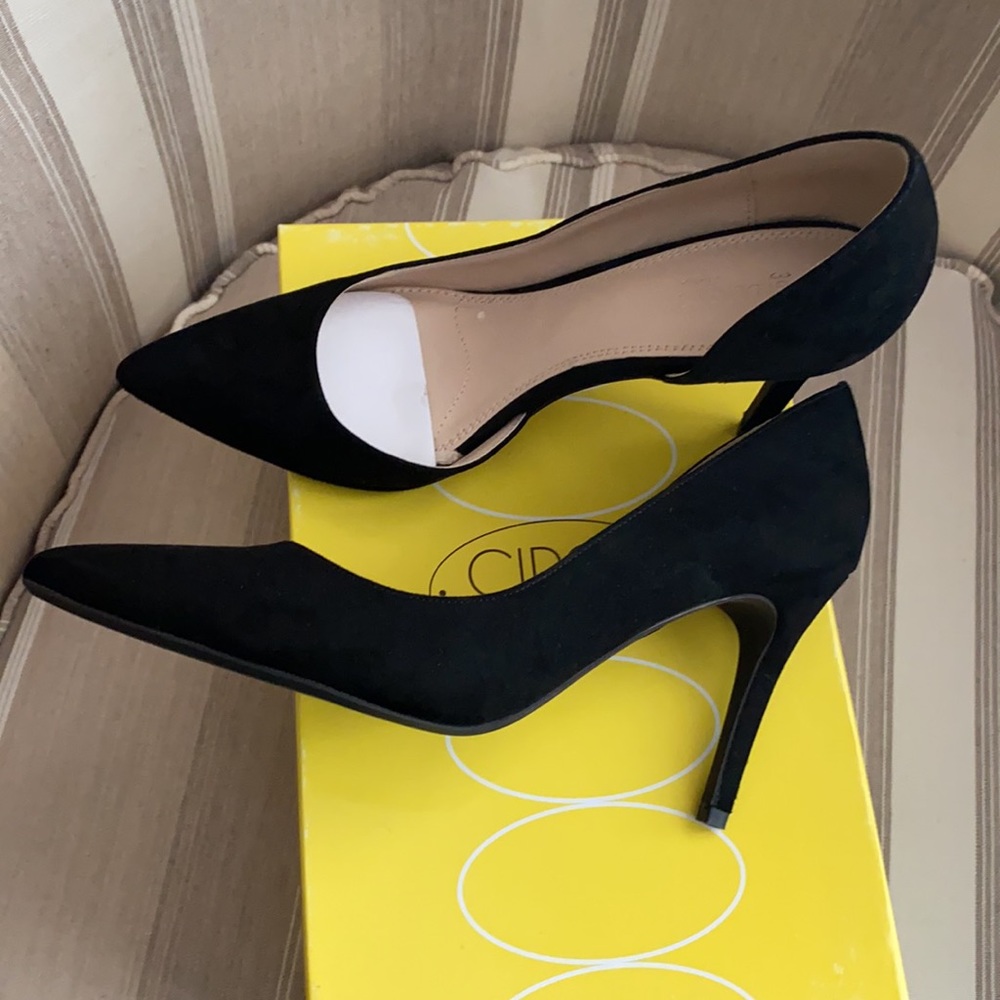 Black pumps 3 3/4” heel